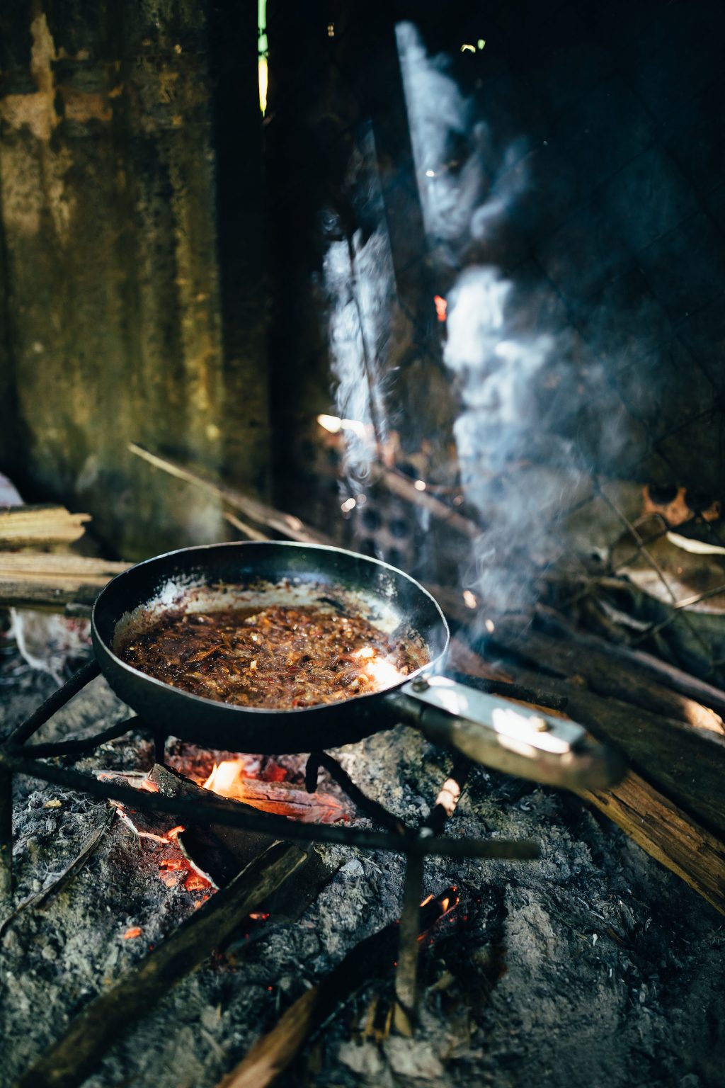 Món ăn đều được nấu từ bếp củi làm dấy lên hương vị cơm nhà.